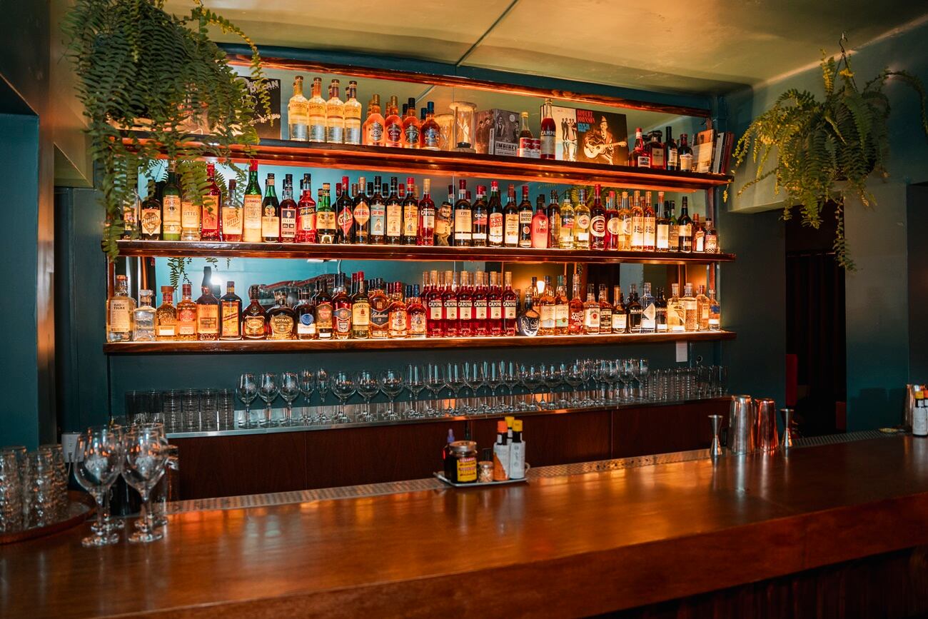 En el primer piso se transportarás a los años 30, desde el estilo de los cocteles hasta la música y ambientación.