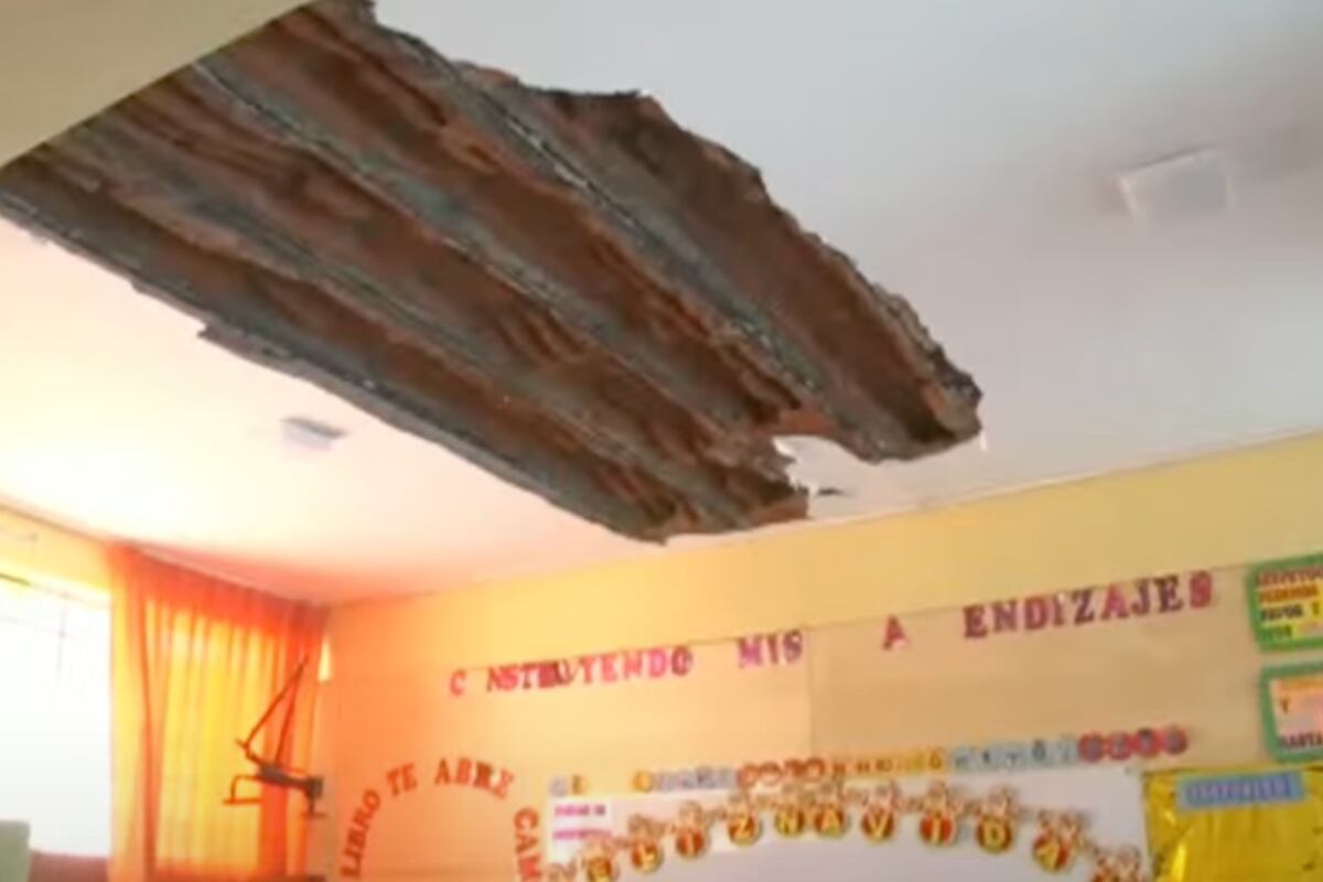 El techo colapsó el último viernes 21 de febrero. Por fortuna, el aula estaba vacía, ya que los estudiantes se encuentran de vacaciones. Foto: captura TV Perú