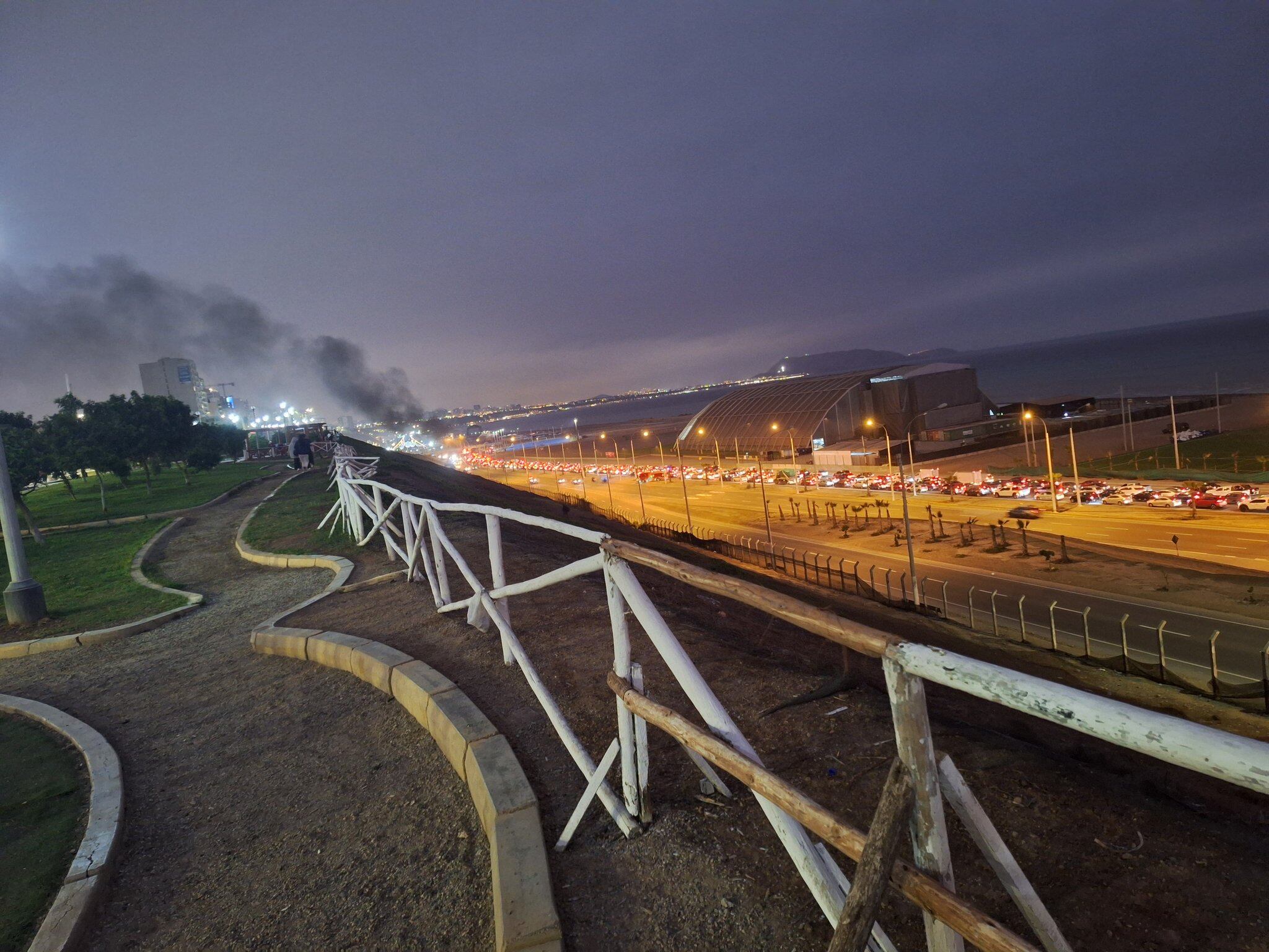 El incendio de un camión en la Costa Verde podía verse a varios kilómetros a la distancia. (Foto: @gongeDP / X)