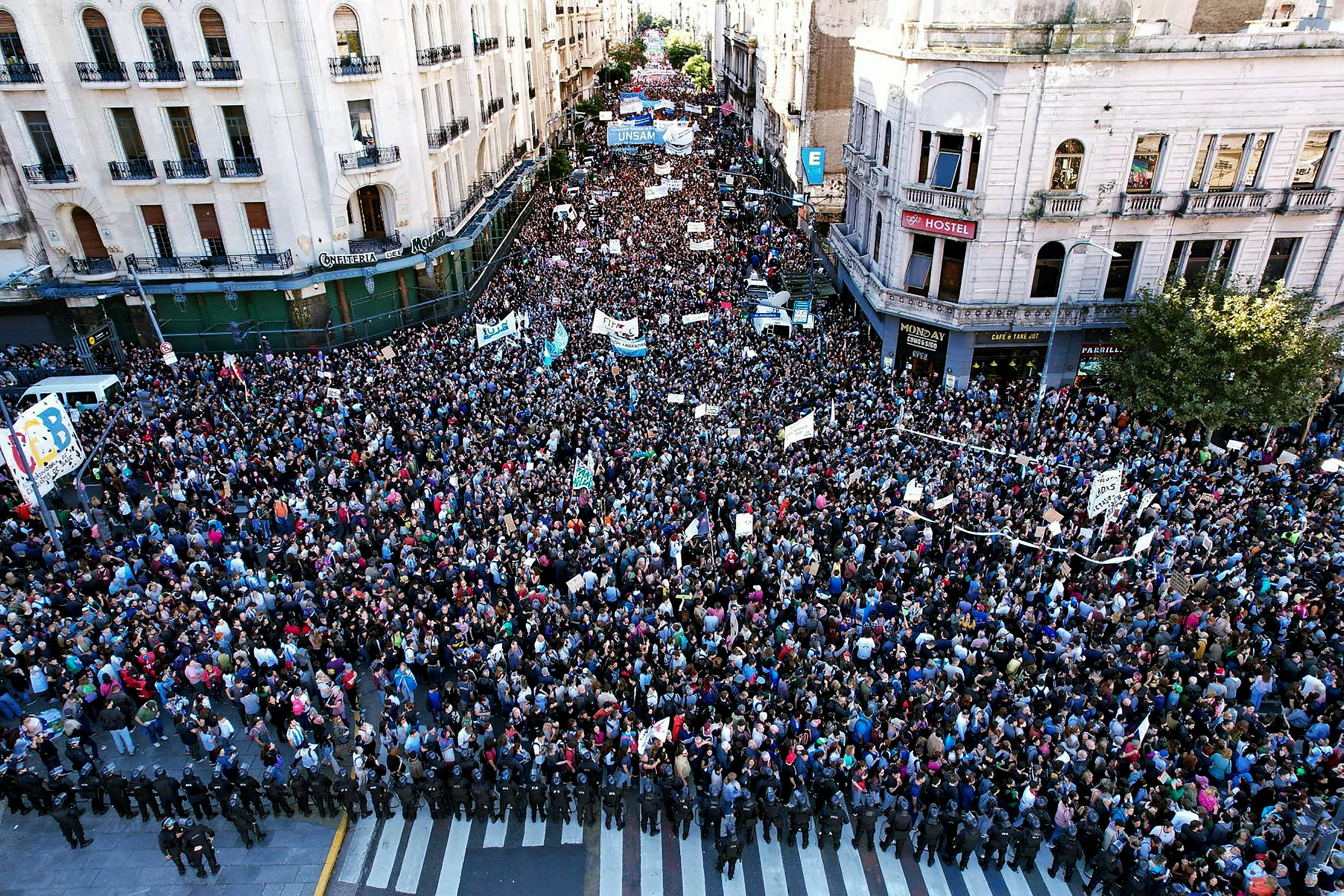 Vista aérea durante una marcha en protesta por el ajuste presupuestario a las universidades públicas en Buenos Aires, Argentina, el 23 de abril de 2024. (Foto de Emiliano Lasalvia/AFP).