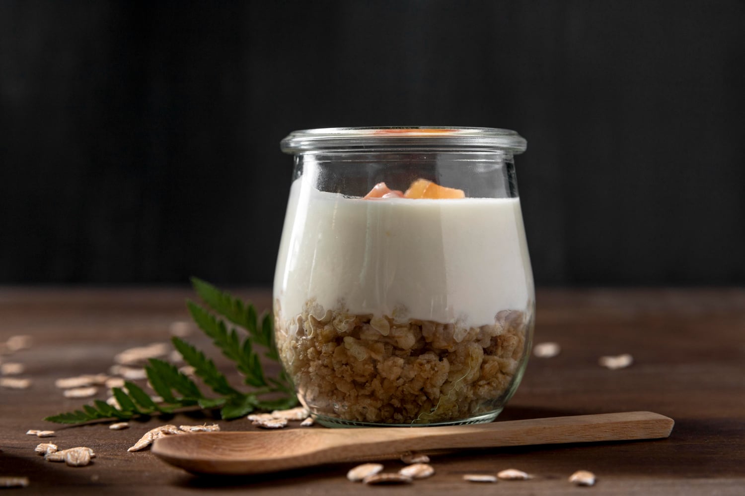 El kéfir funciona mejor como parte de un estilo de vida equilibrado (dieta, ejercicio y sueño). Para potenciar sus efectos, es ideal consumirlo junto a alimentos ricos en fibra, como frutas, avena o semillas.