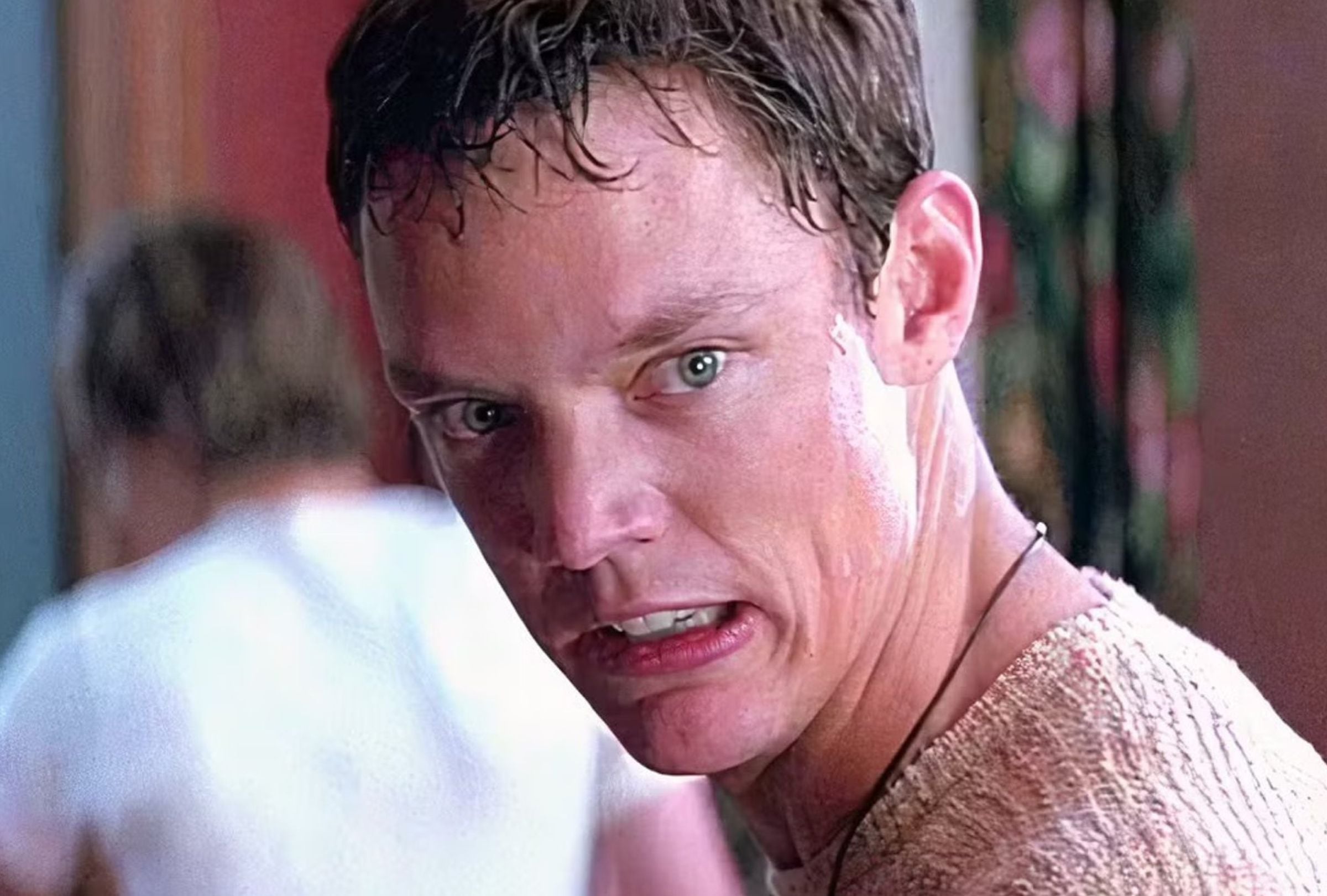 En "Scream" (1996), Matthew Lillard interpreta a Stu Macher. Él es presentado como el excéntrico y torpe novio de Tatum, así como el mejor amigo de Billy... pero más tarde se revela como uno de los dos Ghostface (Foto: Dimension Films)