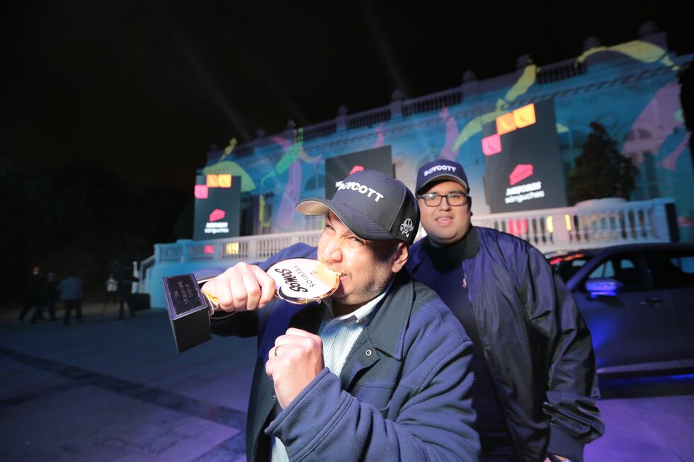 Rodrigo Altamirano y Christopher Chávez reciben el premio a la mejor hamburguesa, por Boycott.
