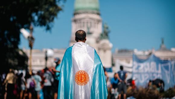 Personas participan en una manifestación convocada por la Confederación General del Trabajo (CGT), la principal central sindical del país e identificada con el peronismo, hoy, en Buenos Aires (Argentina) | Foto: EFE/ Juan Ignacio Roncoroni