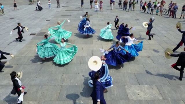 Fiestas Patrias: peruanos en Turín sorprenden bailando marinera en un flashmob [VIDEO]