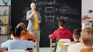 Cuáles son las escuelas que ofrecen un bono de 15.000 dólares a maestros en Florida