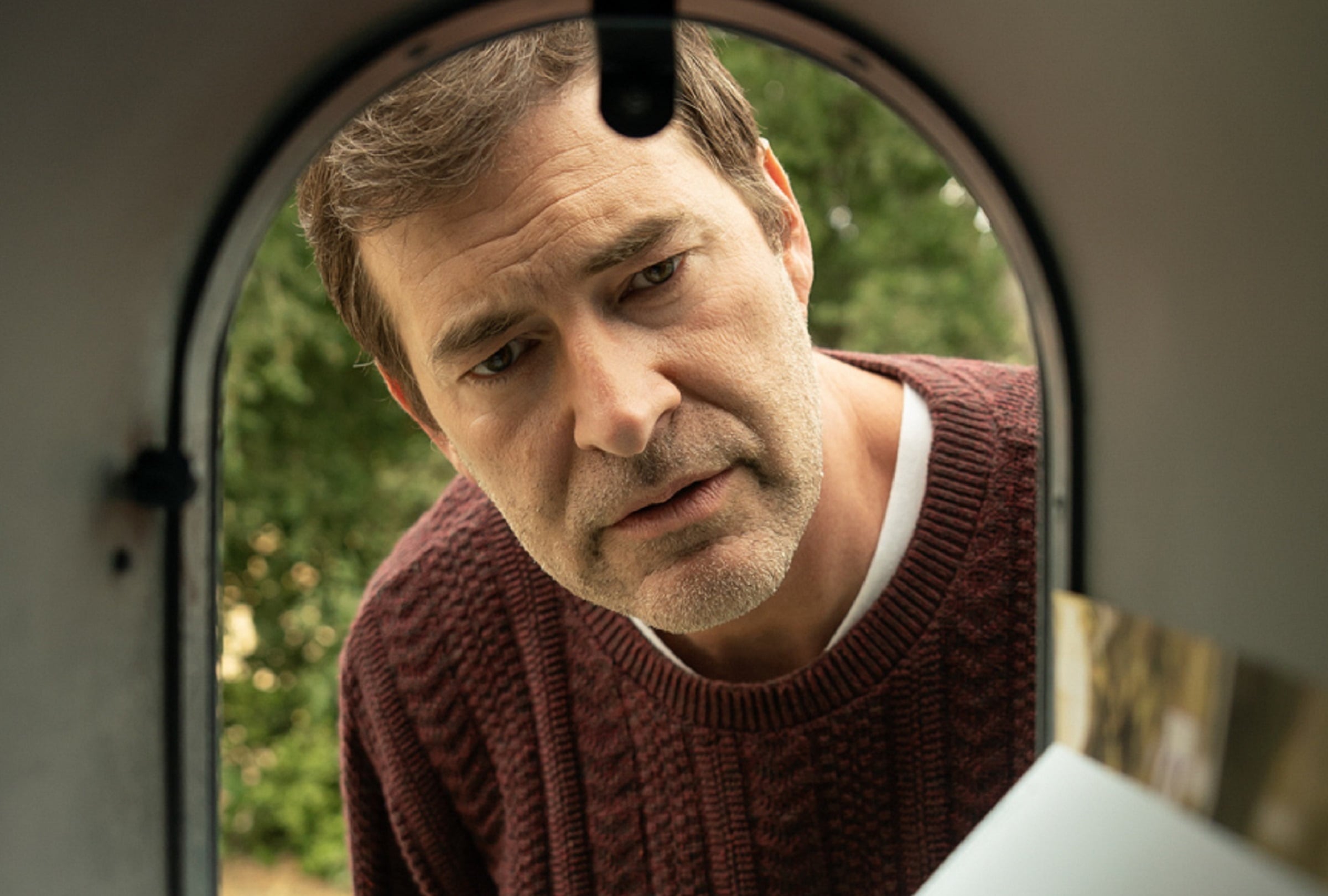 Michael (Mark Duplass) en "Good American Family" (Foto: Disney+)