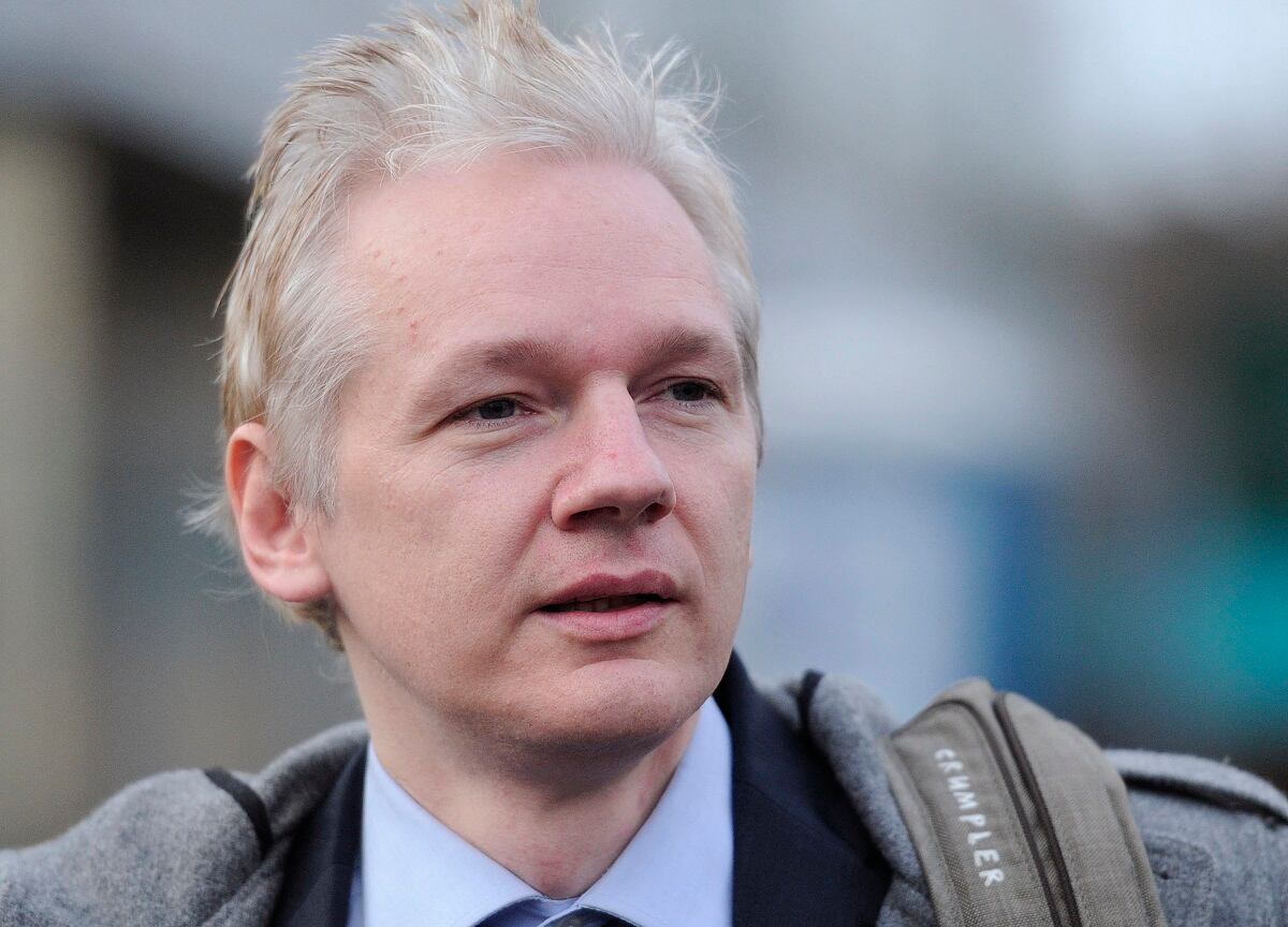 El fundador de WikiLeaks, Julian Assange, llega al Tribunal de Magistrados de Belmarsh, en el Tribunal de la Corona de Woolwich, en el sureste de Londres, el 11 de enero de 2011. (Foto de CARL COURT / AFP)