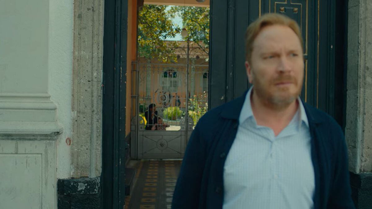 Bernardo (Christian Tappan) deja a su hija en el orfanato para complacer a su esposa Antonia en la serie mexicana "Las hermanas Guerra" (Foto: Netflix)