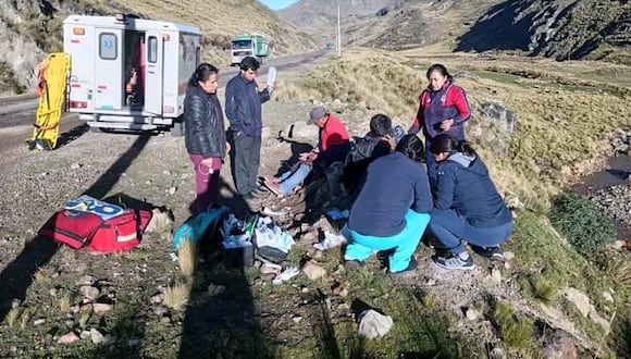 Personal del centro de salud del distrito de Pilpichaca, región Huancavelica, brinda los primeros auxilios. Foto: GEC referencial