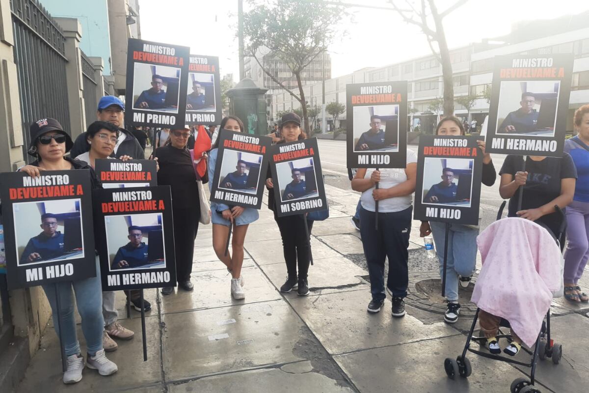 Familiares con carteles en mano pidiendo justicia. Los jóvenes serán liberados el lunes 30 de diciembre. Foto: @ElClamorpe