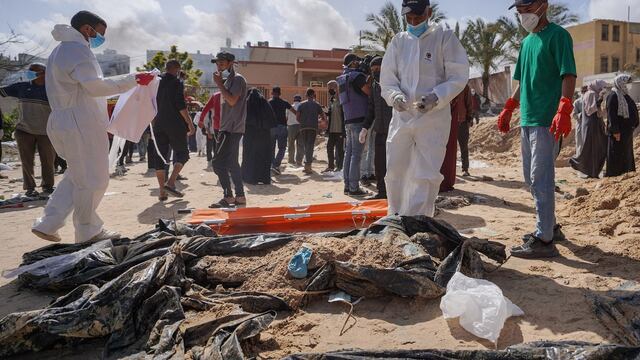 Gaza: exhuman 200 cadáveres de fosa común en hospital Nasser que fueron enterrados por Israel