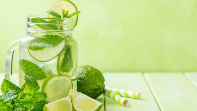 ¿Son reales los beneficios de tomar agua con limón por las mañanas? 