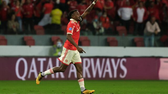 Internacional remontó ante Colo Colo y clasificó a cuartos de final