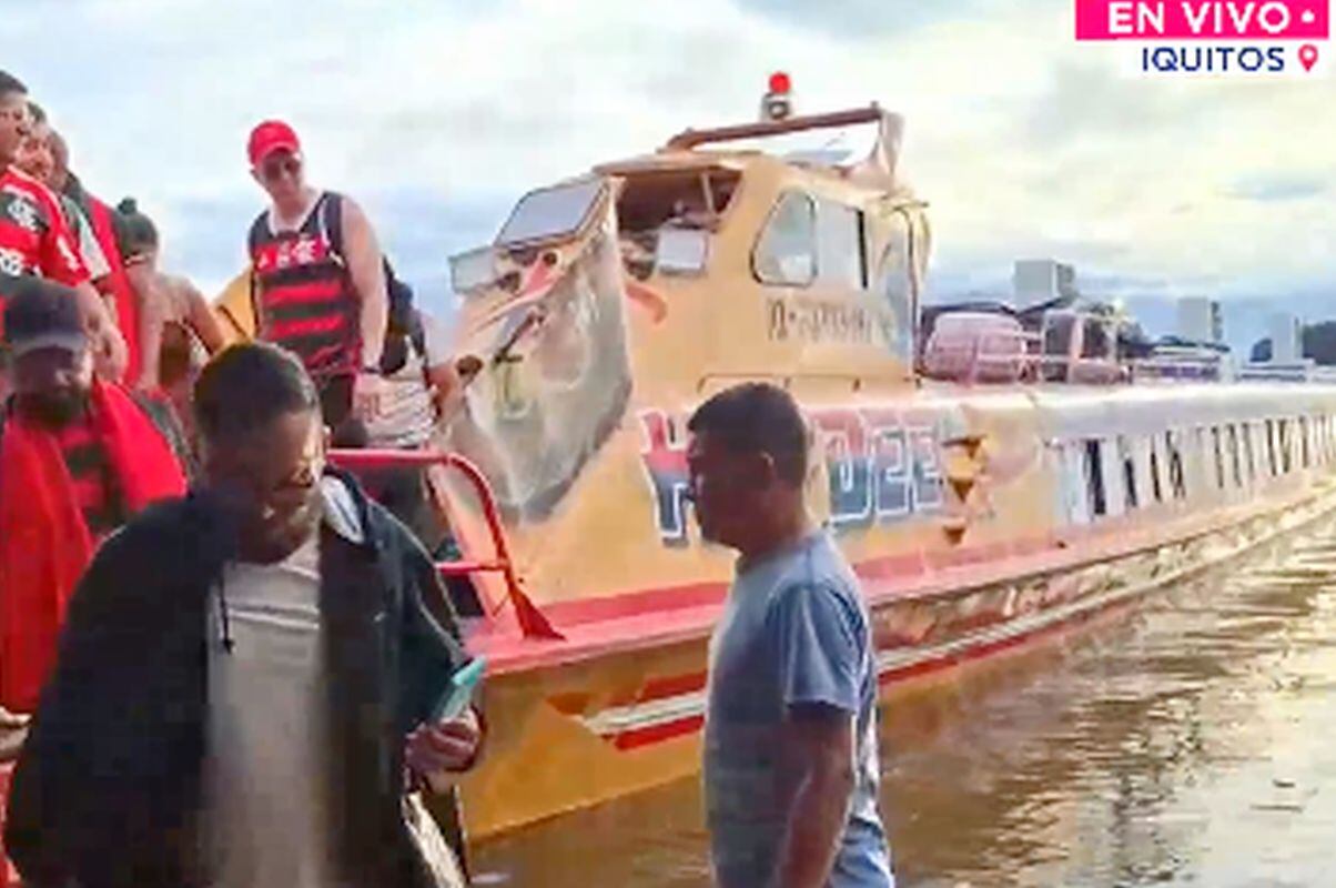 Hinchas cruzaron el río Amazonas rumbo al estadio Monumental. Foto: Canal N