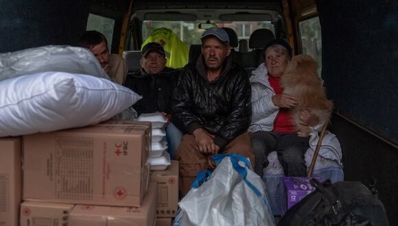 Desplazados de la aldea de Lyptsi, esperan en una minivan en un punto de evacuación en Kharkiv, el 11 de mayo de 2024, en medio de la invasión rusa. (Foto de Roman PILIPEY / AFP)