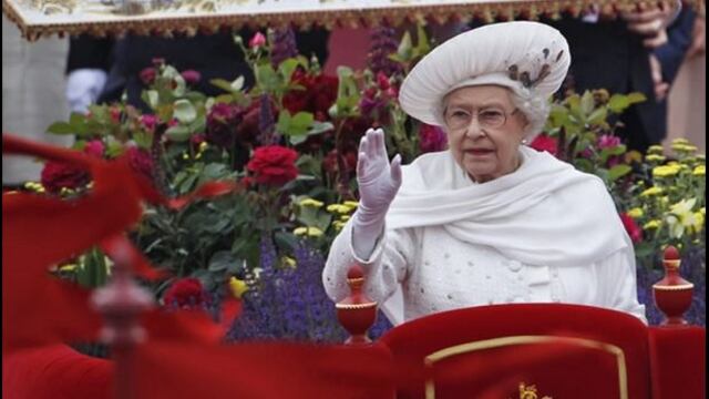 La reina Isabel fue insultada tras enviar su primer tuit