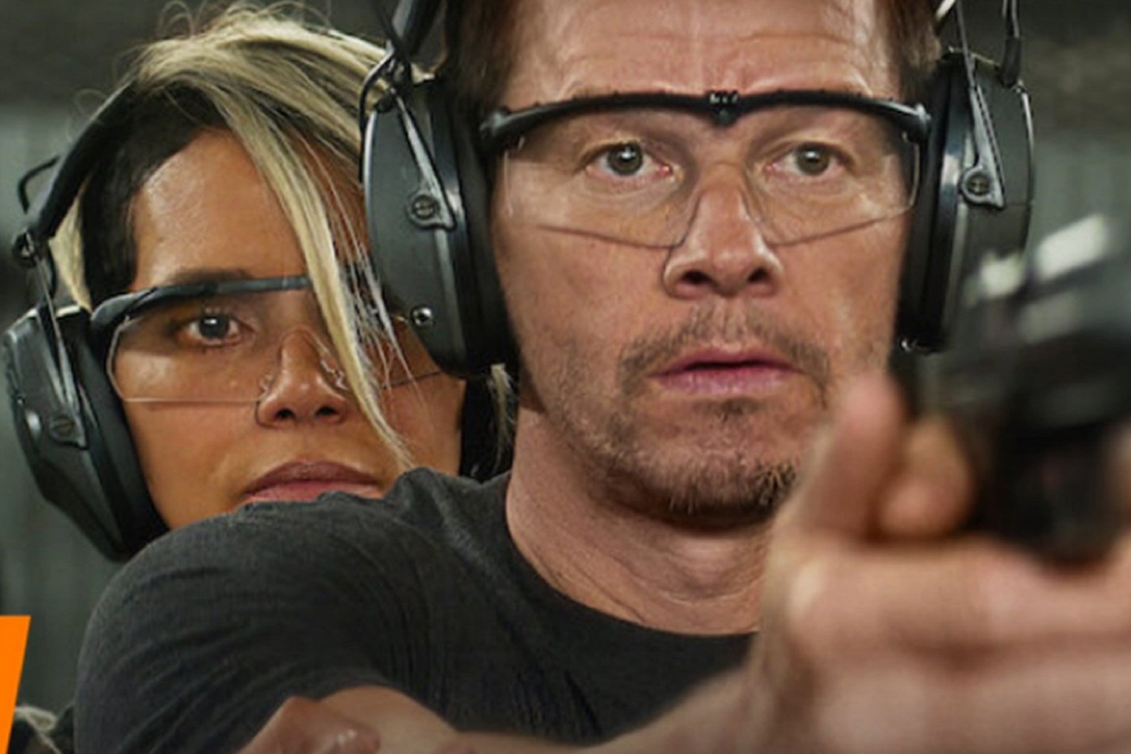 Mike (Mark Wahlberg) es un un trabajador de la construcción que se reencuentra con su exnovia Roxanne (Halle Berry) en la película "El sindicato" (Foto: Netflix)