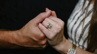 Taylor Swift y Travis Kelce anuncian su compromiso: ¿cuánto cuesta el anillo que luce la cantante?