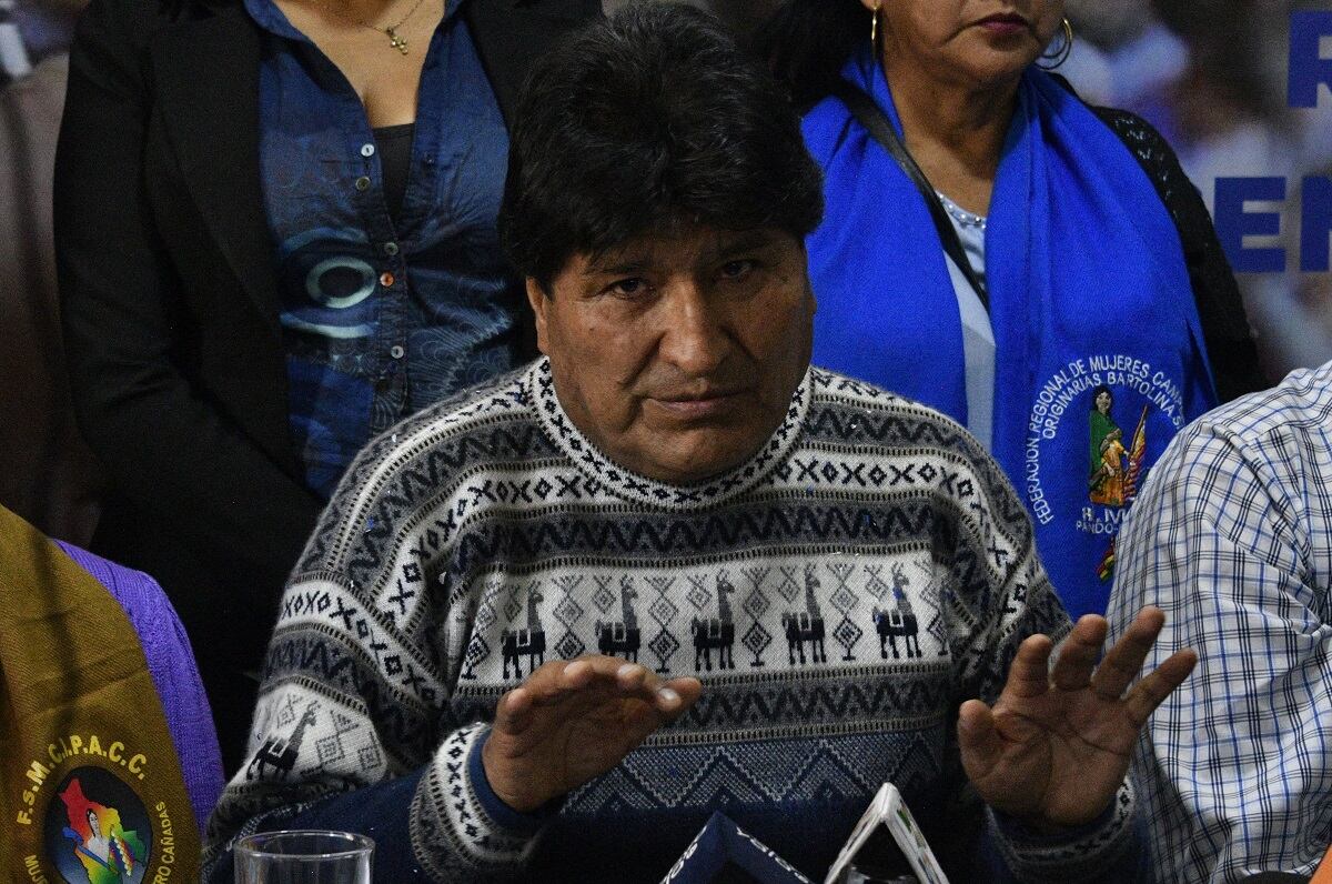 El expresidente de Bolivia, Evo Morales, hace un gesto durante una conferencia de prensa en La Paz el 11 de octubre de 2023. (Foto de AIZAR RALDES / AFP)