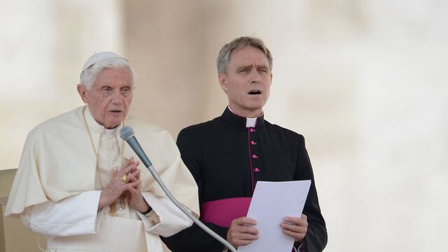 ¿Qué dice el libro del secretario de Benedicto XVI que sacude el Vaticano y cómo afecta al papa Francisco?