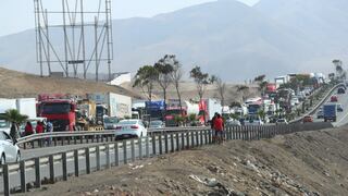 Trabajadores agrarios bloquean carreteras en La Libertad e Ica como medida de protesta