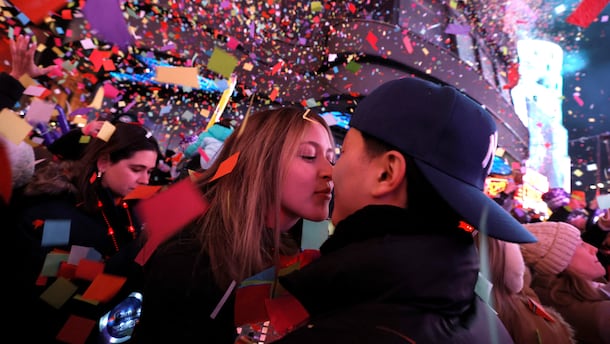 Una pareja se besa durante las celebraciones de Nochevieja y la caída de la bola en Times Square, Nueva York, el 1 de enero de 2026. (Foto de John Lamparski / AFP).
