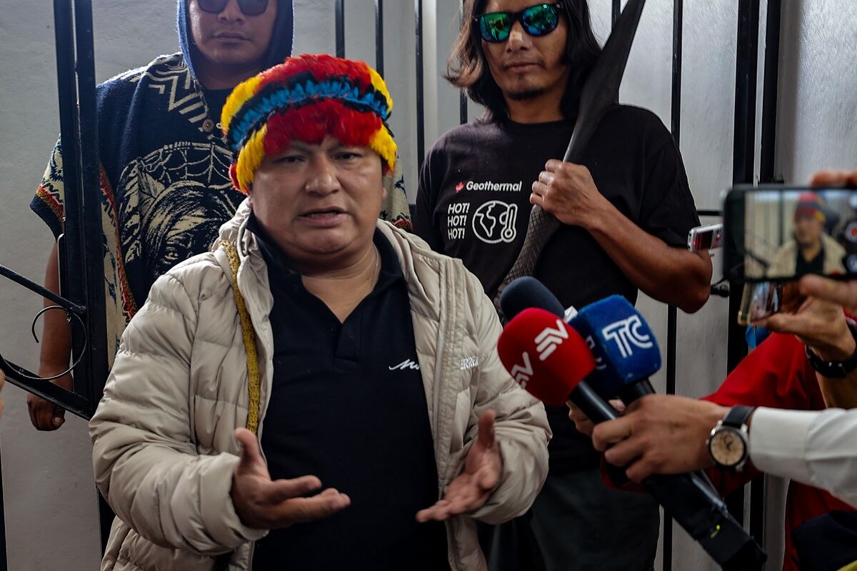 El presidente de la Conaie, Marlon Vargas, habla con periodistas este jueves, en la sede de la Confederación de Nacionalidades Indígenas de Ecuador, en Quito, el 2 de octubre de 2025. (Foto de José Jácome / EFE)