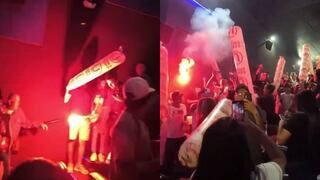 Hinchas de Universitario prenden bengala en sala de cine durante la proyección de ‘Iluminados’