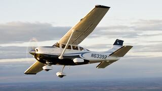 Pasajera salva a todos tomando control de avioneta tras desmayo del piloto en el aire