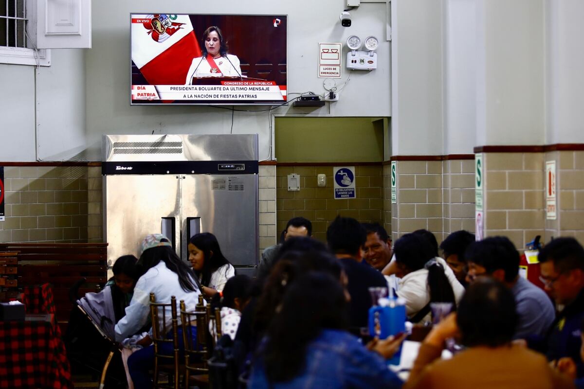 Mientras Dina Boluarte pronuncia su último mensaje como presidenta, en los restaurantes del Centro de Lima el almuerzo no se detiene. (Foto: GEC)