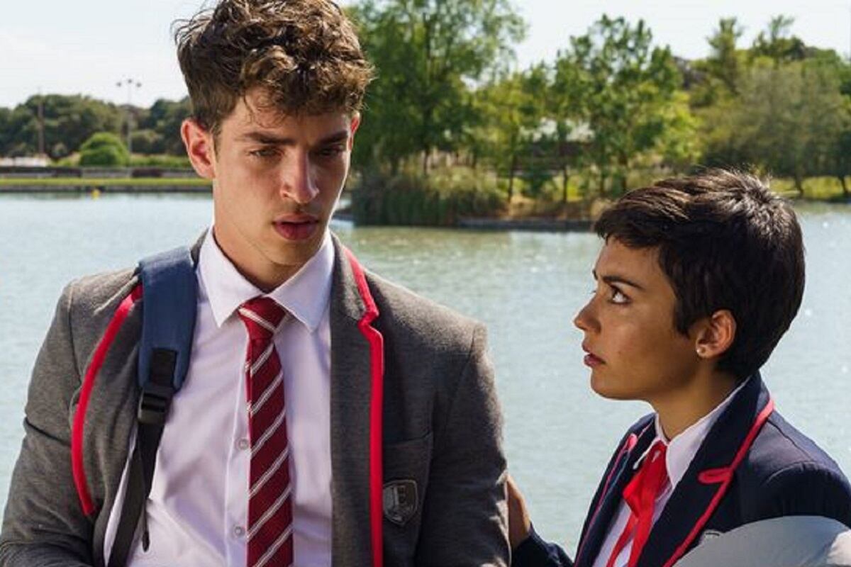 Patrick y Ari, ¿seguirán las reglas que su padre impuso en Las Encinas? (Foto: Netflix)