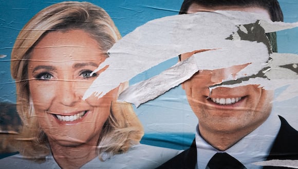 Un cartel electoral del partido de extrema derecha Agrupación Nacional donde se ve a Marine Le Pen y a Jordan Bardella, en París el 10 de junio de 2024. (Foto de JOEL SAGET / AFP).