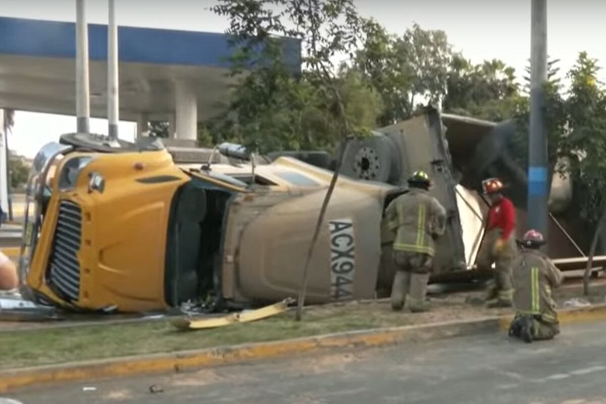 La unidad pesada quedó atravesada en el óvalo Garibaldi, generando congestión vehicular y movilización de equipos de emergencia. (Foto: Captura/TV Perú)