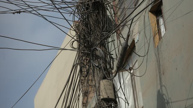 Los riesgos de vivir en una calle con marañas de cables aéreos en desuso: ¿quién es el responsable?