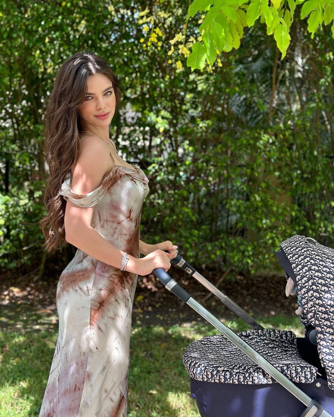 Nadia Ferreira paseando con su bebé en las calles de Miami (Foto: Nadia Ferreira / Instagram)