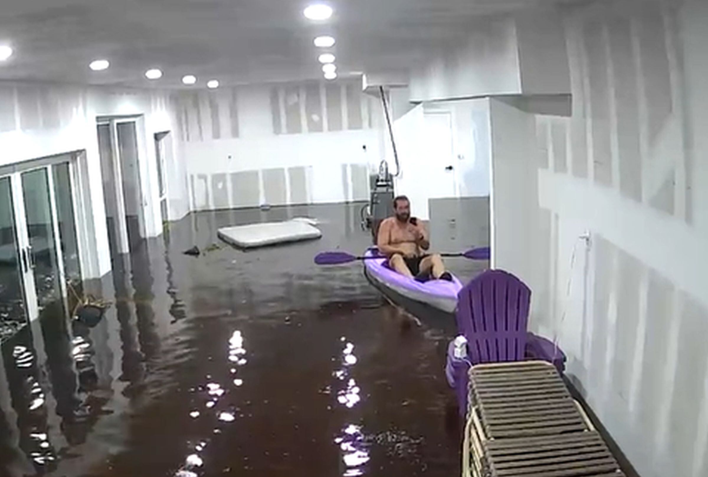 Esta imagen muestra el momento en que Matt Heller rema con su kayak en la sala de su casa. (Foto: @mattfromhornblasters.com / TikTok)