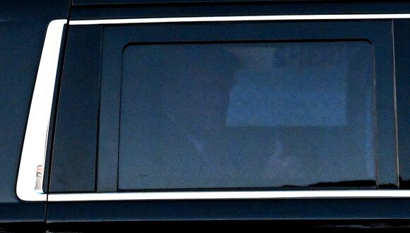 El expresidente de Estados Unidos y aspirante a la presidencia de 2024, Donald Trump, levanta el pulgar cuando sale de la cárcel del condado de Fulton en Atlanta, Georgia, el 24 de agosto de 2023. (Foto de CHANDAN KHANNA / AFP)