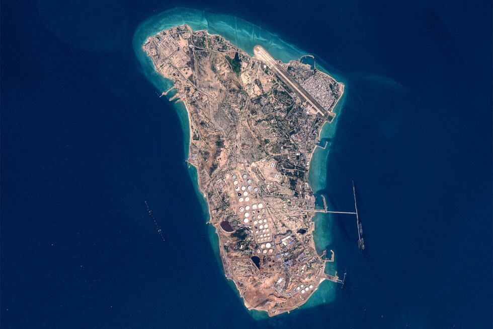 Esta imagen, facilitada por la Agencia Espacial Europea (ESA) y capturada por el satélite Copernicus Sentinel-2, muestra la isla iraní de Kharg. (Fotografía de la Agencia Espacial Europea / AFP).
