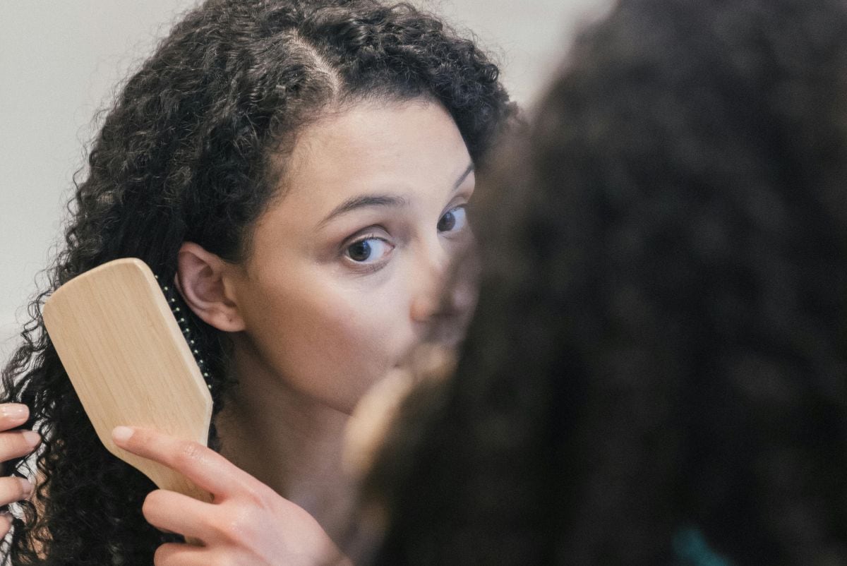 El cabello es un reflejo de nuestra salud general y de los cuidados diarios e identificar las señales es fundamental para devolverle el brillo y la vitalidad. (Foto: Mike Jones / Pexels)