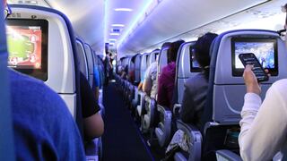 La dura advertencia de un limpiador de aviones a pasajeros que dejan basura en los asientos