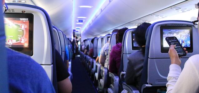 La dura advertencia de un limpiador de aviones a pasajeros que dejan basura en los asientos