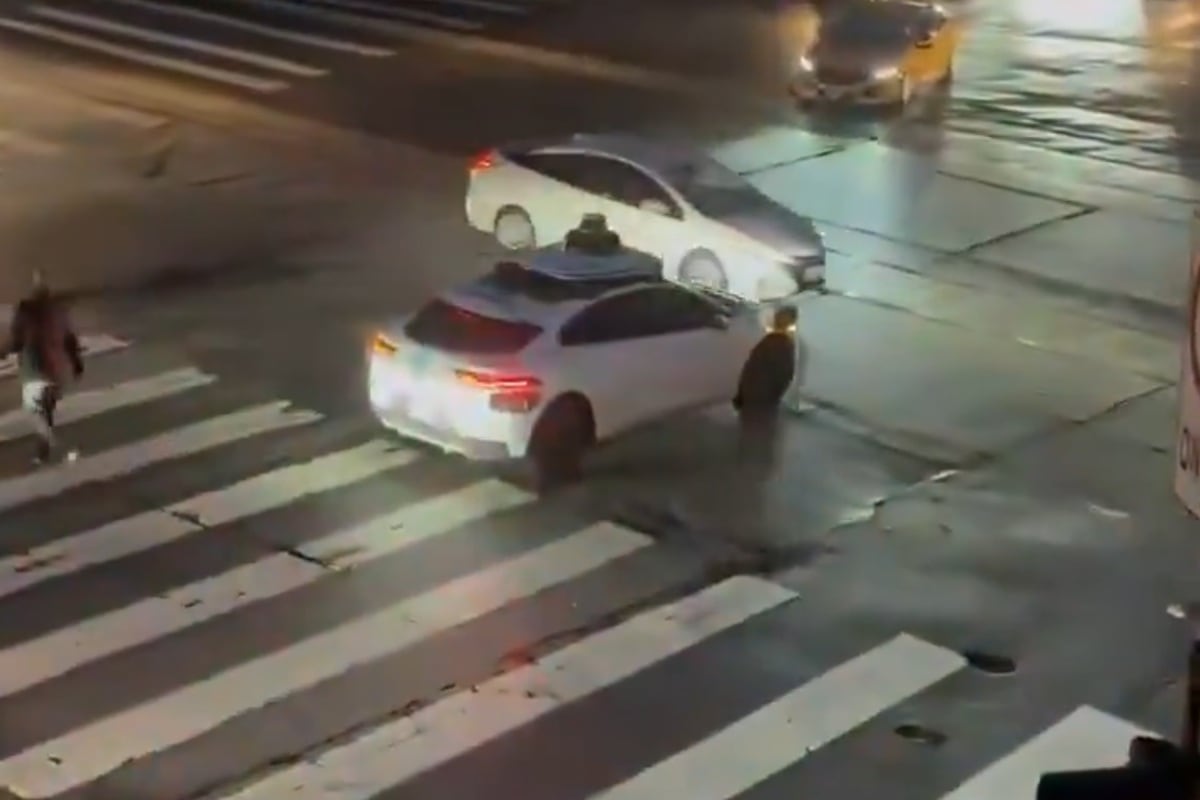 Un vehículo autónomo en medio de la calle debido a un apagón en San Francisco, el 21 de diciembre de 2025. (Captura de video)