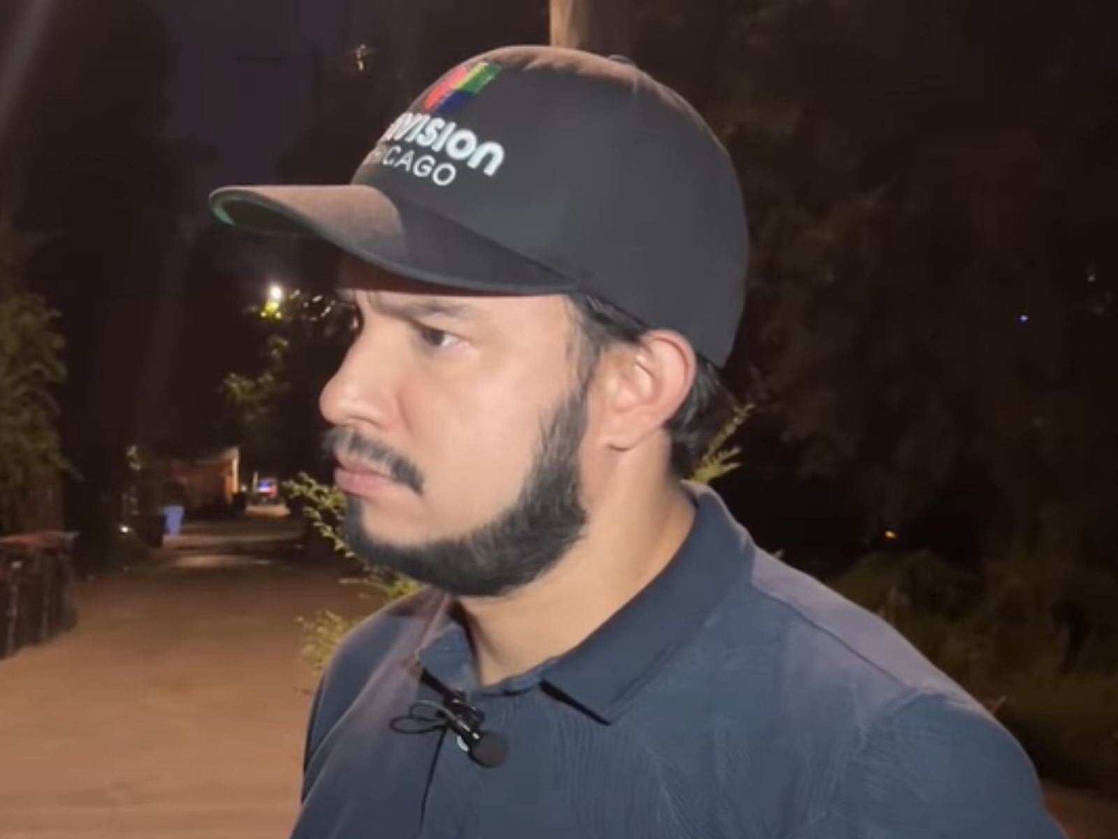 En esta imagen, solo se enfoca al periodista, ya que la denunciante no pretende revelar su identidad. (Crédito: Univision Chicago / YouTube)