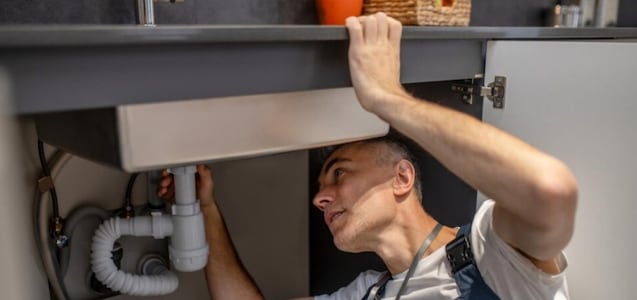 Un fontanero advierte: este es el alimento que nunca deberías arrojar por el fregadero