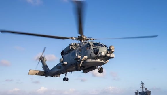 Foto referencial de un helicóptero MH-60R Sea Hawk de los 'Easyriders' del escuadrón de helicópteros de ataque marítimo (HSM) 37, que aterriza en la cubierta de vuelo del portaaviones de clase Nimitz USS Theodore Roosevelt (CVN 71) mientras el USS Carl Vinson (CVN 70) navega junto , 2 de febrero de 2024 | Foto: U.S. Navy photo by Mass Communication Specialist 3rd Class John A. Miller