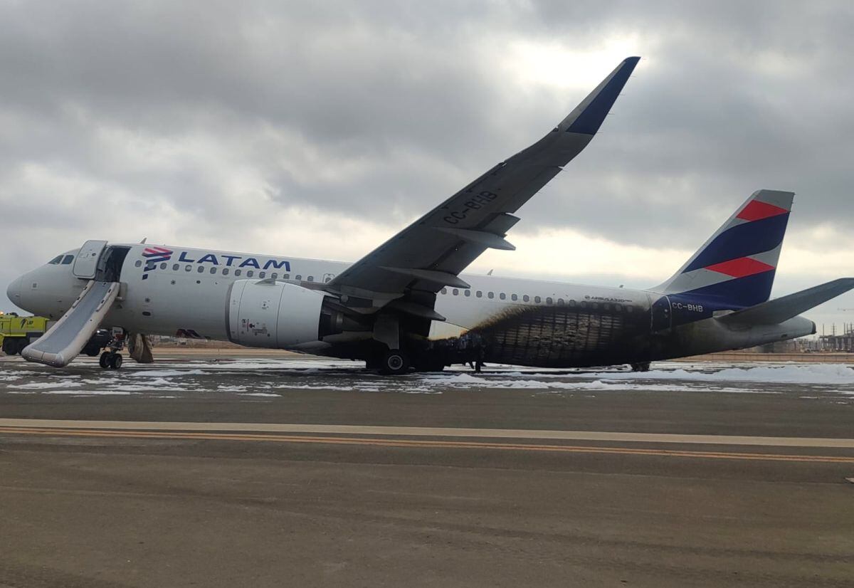 El fatal accidente ocurrió el 18 de noviembre del 2022, protagonizado por un avión de Latam y un camión de bomberos aeronáuticos, y que ocasionó la muerte de tres hombres de rojo. Foto: GEC