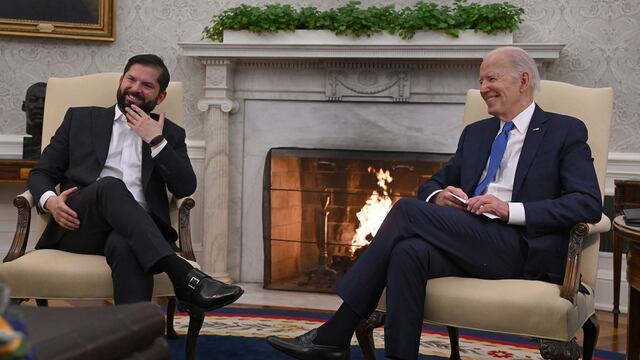 Biden recibe a Boric en la Casa Blanca y bromea sobre su edad: “Eres demasiado joven”