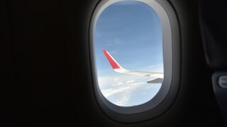 ¿Para qué sirve el pequeño agujero en la ventana del avión?