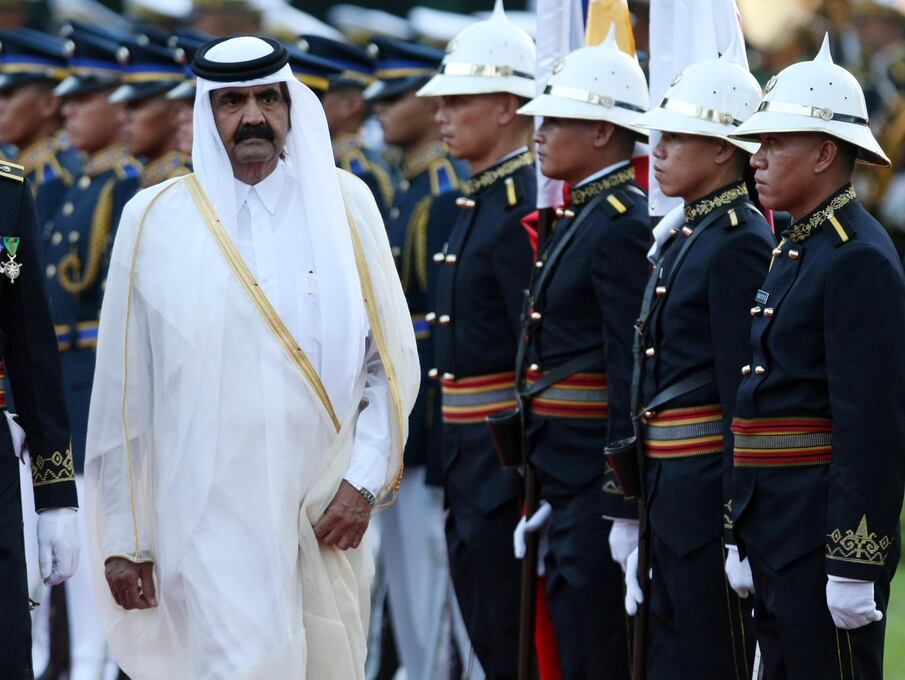 El emir de Qatar, jeque Hamad bin Khalifa al-Thani, pasa revista a los guardias de honor durante la visita de Estado a Filipinas, el 10 de abril de 2012. (EFE/EPA/FRANCIS R. MALASIG).
